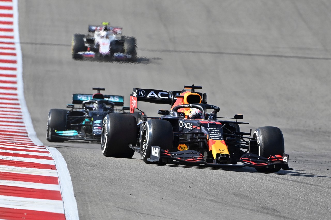 Verstappen und Hamilton nach dem Überholmanöver gegen Schumacher.