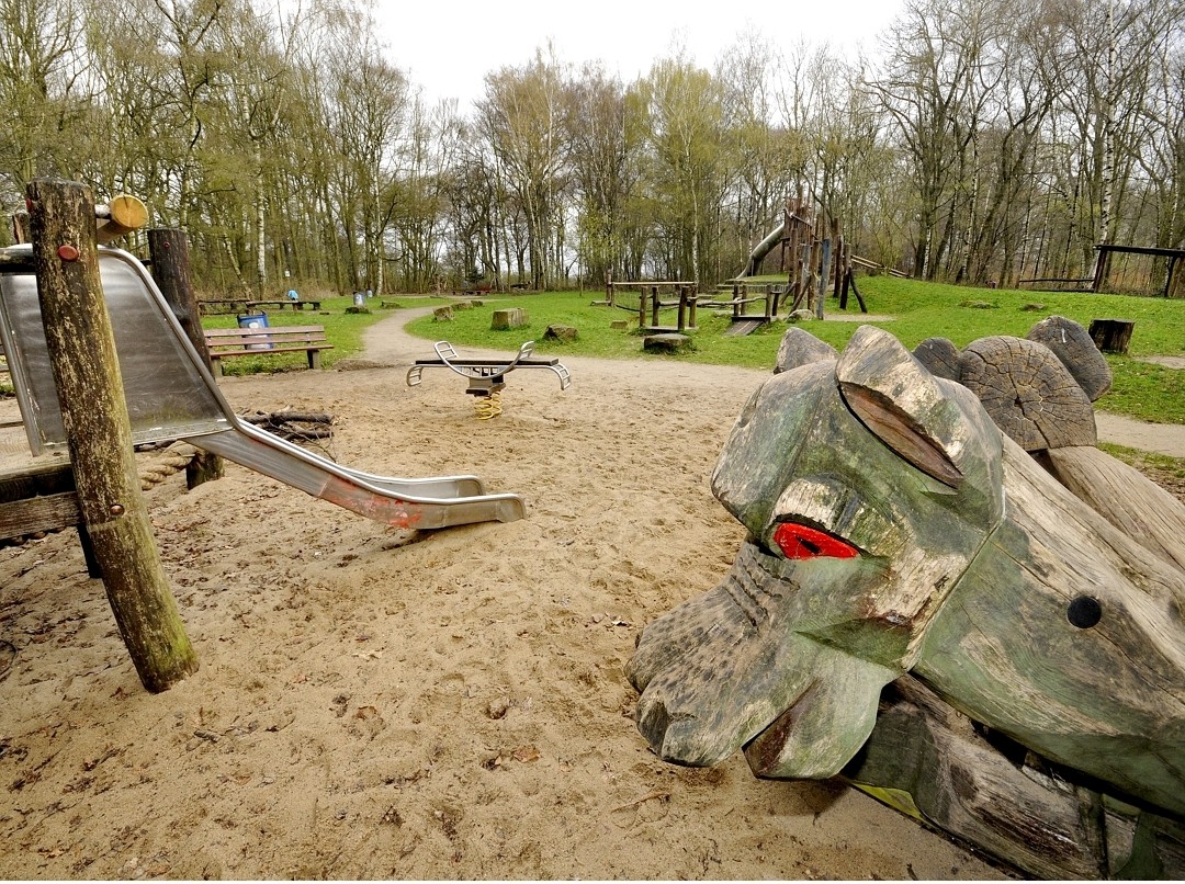 Der Waldspielplatz an der Monning kurz vor der Stadtgrenze nach Mülheim in Duisburg-Duissern.