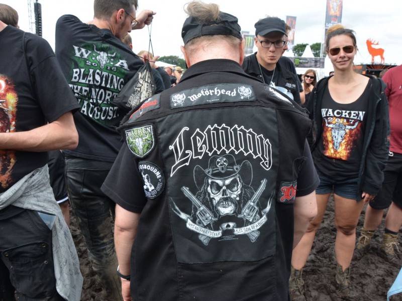 Sein großer Backpatch ist dem mittlerweile verstorbenen Lemmy Kilmister von Motörhead gewidmet.                