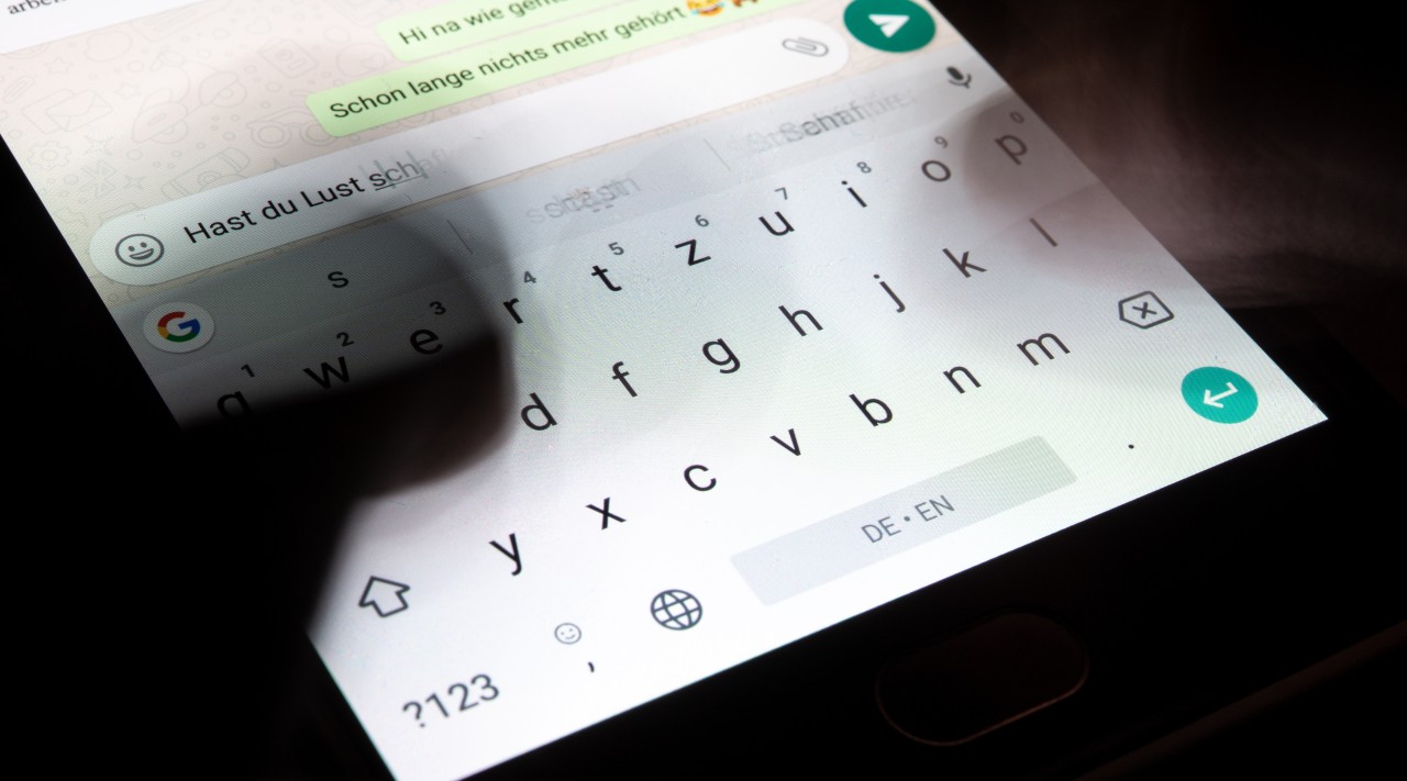 Schon hat man die Nachricht bei Whatsapp abgeschickt, fällt es einem auf: Die Meldung ging an die falsche Person! (Symbolbild)