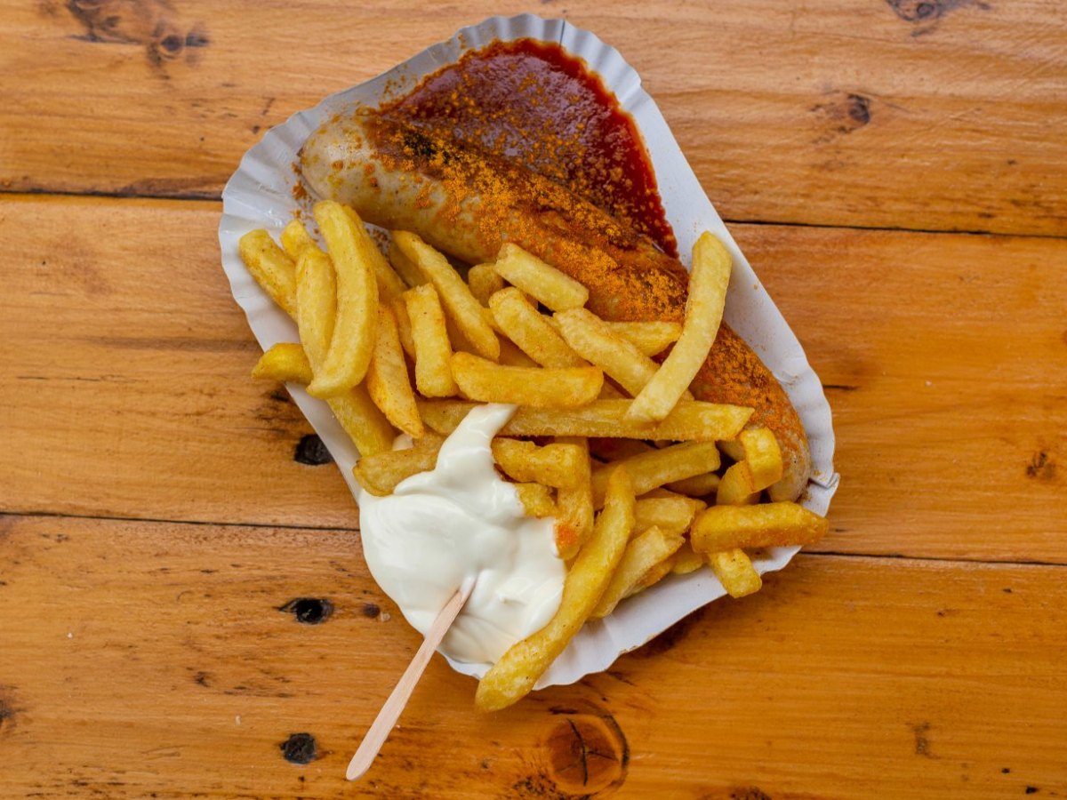 berlin-currywurst-pommes.jpg