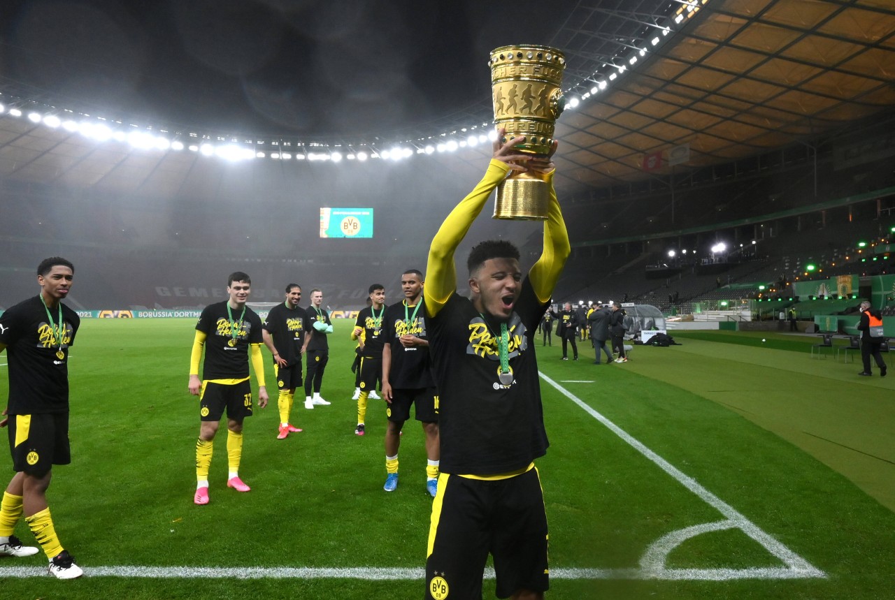 Jadon Sancho feiert mit Borussia Dortmund den DFB-Pokalsieg. 