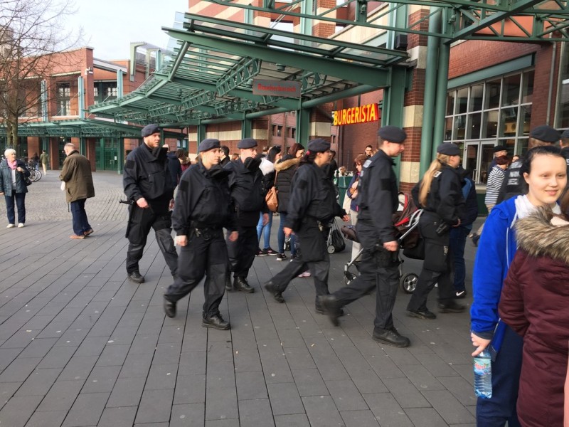 Am späten Samstagnachmittag verstärkte die Polizei ihre Präsenz am Centro in Oberhausen.