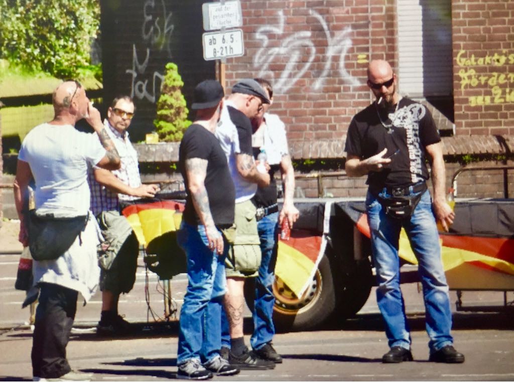 Erste Demonstranten mit Deutschlandflaggen sammeln sich in Essen-Steele.