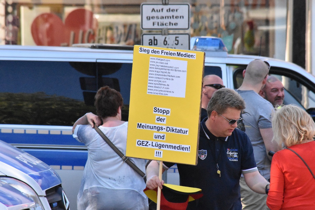 „Eltern gegen Gewalt"- Demonstranten bereiten sich vor. 