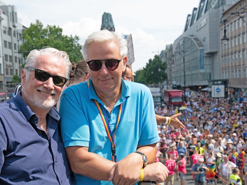 Der ehemalige Regierende Bürgermeister von Berlin, Klaus Wowereit nimmt mit seinem Partner Jörn Kubicki auf einem Wagen an der Parade teil. 