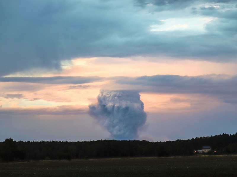 Noch aus dem ca. 60 Kilometer entfernten Bad Schmiedeberg in Sachsen-Anhalt sind die Rauchwolken zu sehen.