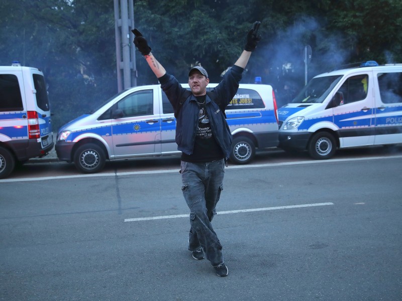 Ein rechter Demonstrant mit Siegesgeste.