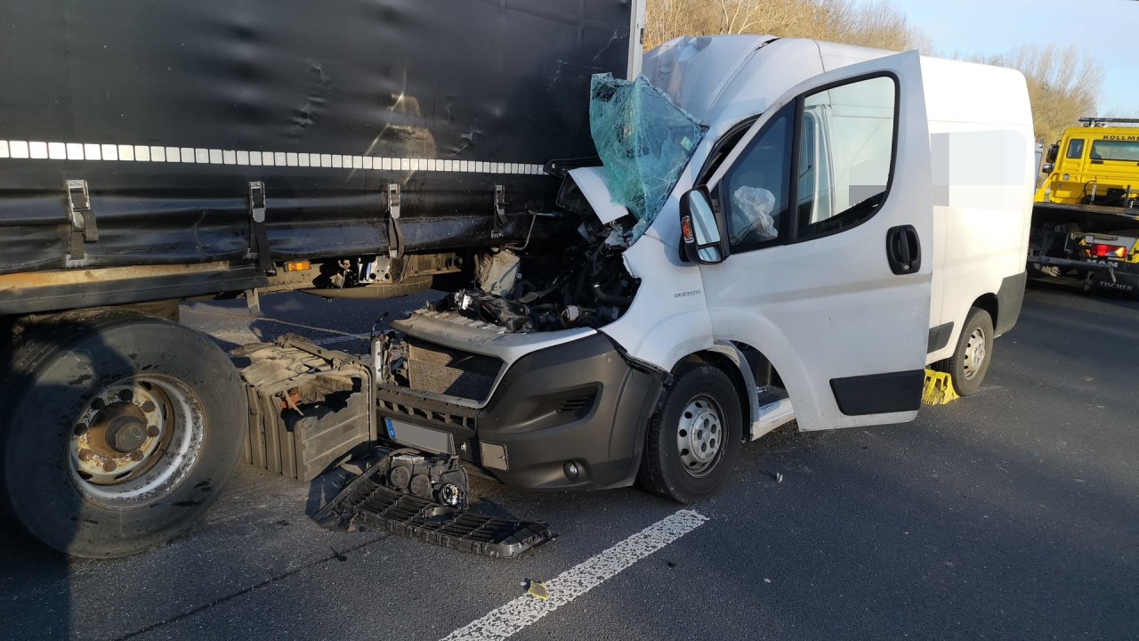 A1 bei Dortmund: Heftiger Unfall – Auto kracht von hinten auf Lkw