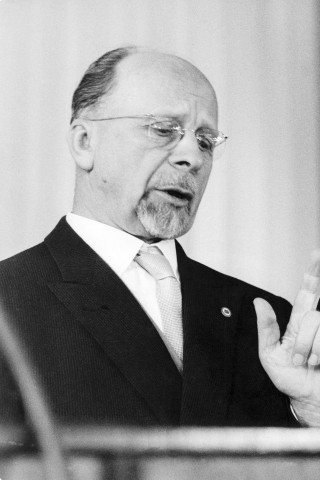 Der Staatsratsvorsitzende der DDR, Walter Ulbricht, auf der internationalen Pressekonferenz am 15. Juni 1961 im Haus der Ministerien in Ost-Berlin. Hier fiel sein berühmter Satz Niemand hat die Absicht, eine Mauer zu errichten, der nur wenige Wochen später durch den Beginn des Mauerbaus am 13. August 1961 ad absurdum geführt wurde. 