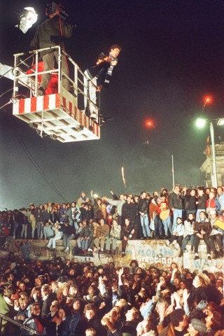 Wenige Wochen nach der Maueröffnung 1989 schwebte kein geringerer als der Sänger und Schauspieler David Hasselhoff („Baywatch“, „Knight Rider“) bei der ersten deutsch-deutschen Silvesterfeier am 31. Dezember 1989 am Brandenburger Tor im Korb eines Hebekrans über der feiernden Menschenmenge an der Berliner Mauer – „Looking for freedom“ singend.