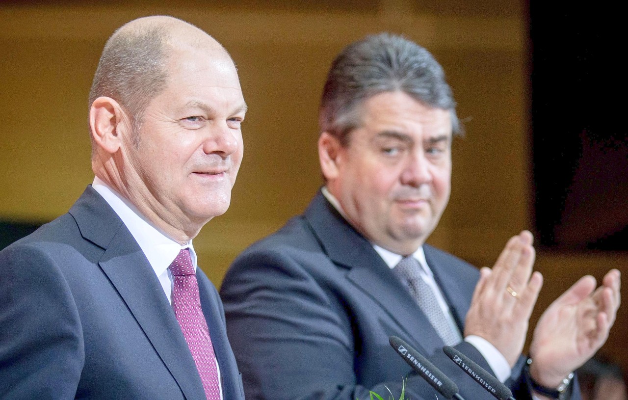 Beifall für den Wahlsieger 2015: SPD-Chef Sigmar Gabriel applaudiert im Berliner Willy-Brandt-Haus dem Hamburger Bürgermeister Olaf Scholz, dem Ambitionen auf Höheres nachgesagt werden.