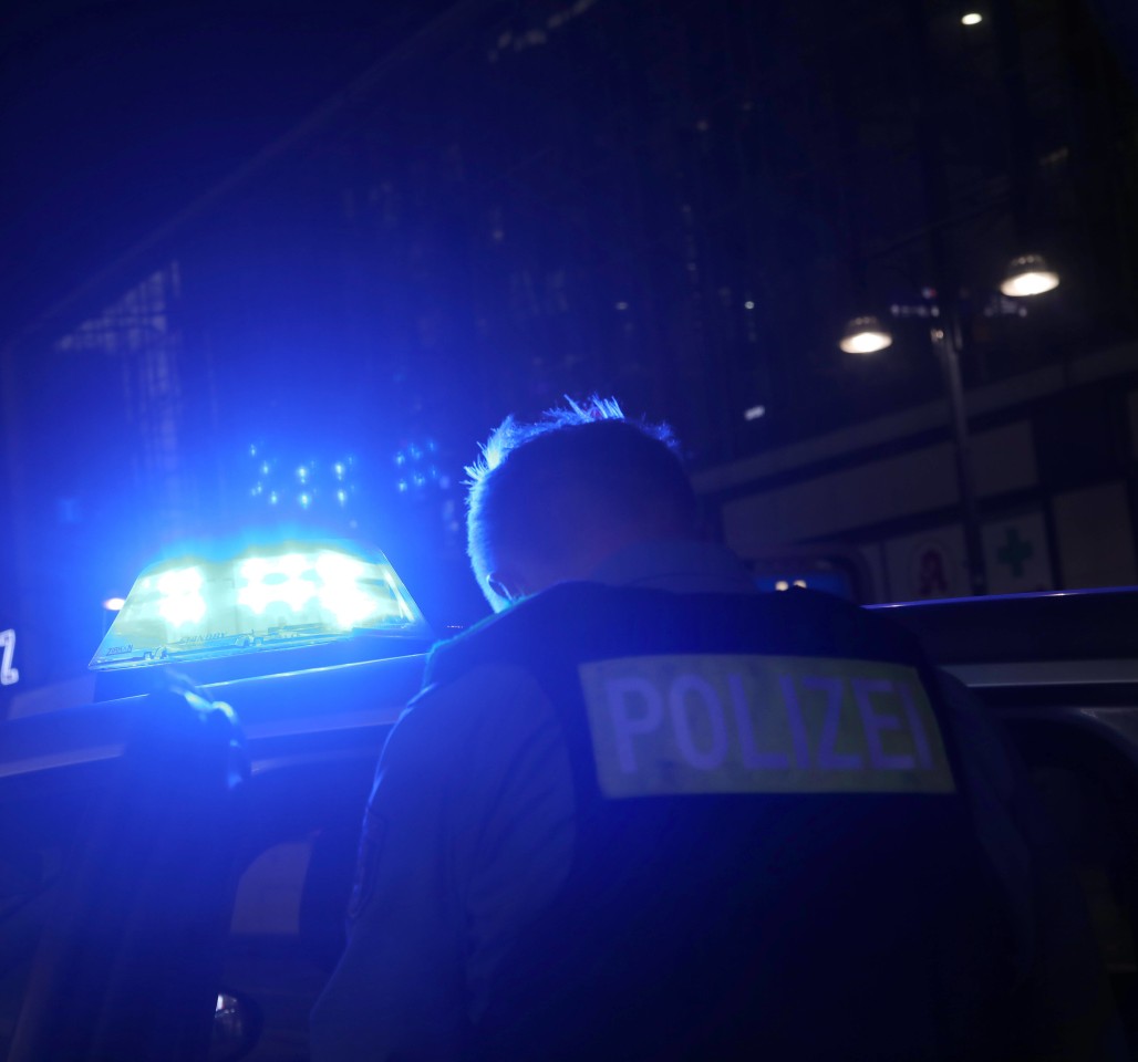 Essen: Ein 17-Jähriger hat einer Frau das Handy gestohlen und ihr dann ins Gesicht geschlagen. Die Polizei konnte den Täter schnell ausfindig machen. (Symbolbild)