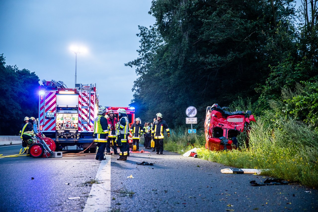 A52 In Essen: Heftiger Unfall! Feuerwehr Befreit Schwerverletzten ...