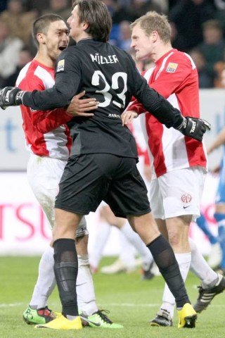 ... für Mainz 05. Ganz neu dürfte die Wirkungsstätte nicht sein. Malik Fahti spielte bereits für Mainz, hier freut er sich gemeinsam mit TorhüterHeinz Müller und Kollege Bo Svensson (rechts) über ein gutes Spiel gegen Hoffenheim im März 2010.