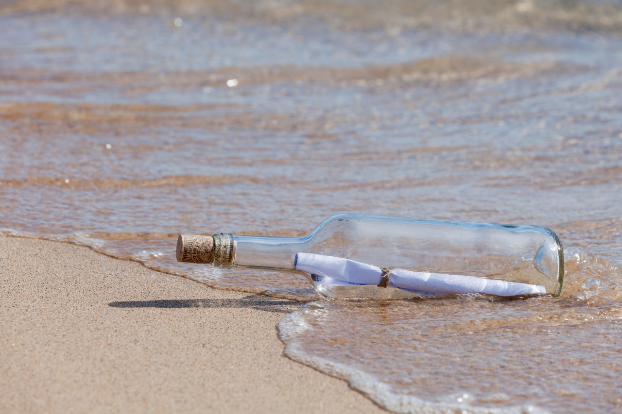 Einer Frau auf Sylt hat am Nordsee-Strand ein ganz besonderes Objekt gefunden: Eine Flaschenpost. (Symbolbild) 