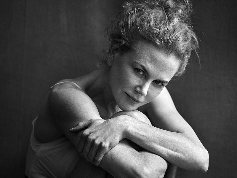 Ungeschminkt, die Haare unprätentiös hochgebunden: So ließ sich Hollywood-Star Nicole Kidman von Star-Fotograf Peter Lindbergh ablichten. „Ich glaube, ich kenne ihn sehr gut, und ich vertraue ihm enorm und empfinde große Freundschaft für ihn. Das ist sehr stark. Wenn mich jemand anderes in dieser direkten Art fotografieren würde, wäre ich unglaublich schüchtern.“ In seinem neuen Bildband „Peter Lindbergh. Shadows on the Wall“ sind bisher unveröffentlichte Bilder von Hollywood-Schauspielerinnen zu sehen, die im Rahmen seiner zum Kult gewordenen Pirelli-Shoots entstanden sind.