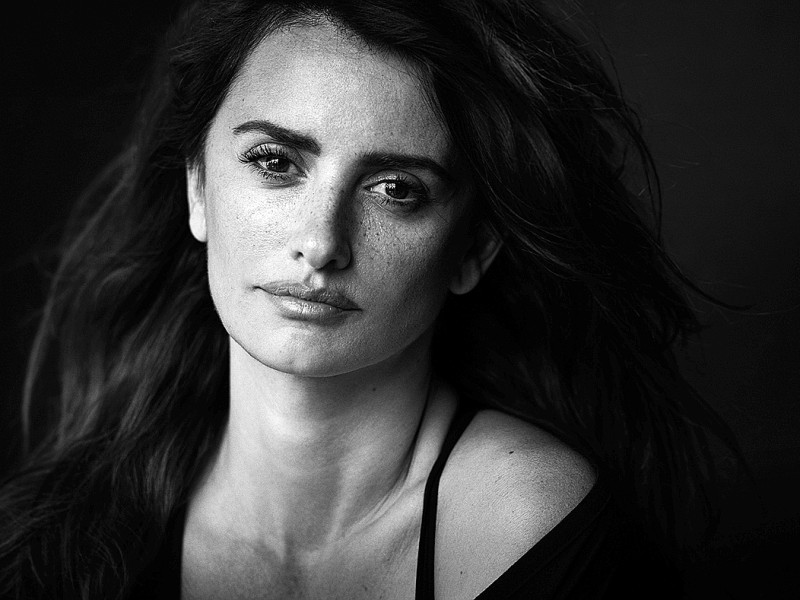 Penélope Cruz („Volver“) sagt über Lindbergh: „Es gibt keine Täuschung in seinen Bildern, nichts ist gefaket. Und genau das will er. Das fängt er ein, und er ist wirklich gut darin, die Wahrheit zu fotografieren. Das Wesen eines Menschen und das Wesen von dem, was gerade vorgeht, was es auch immer sein mag.“ Das Shooting fand 2016 in New York statt.