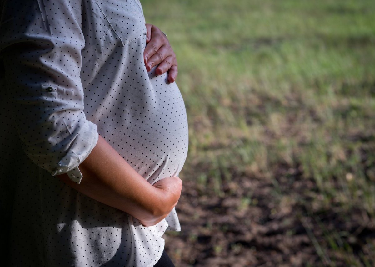 frau-bekommt-baby-und-noch-zwei-weitere-bauch.jpg