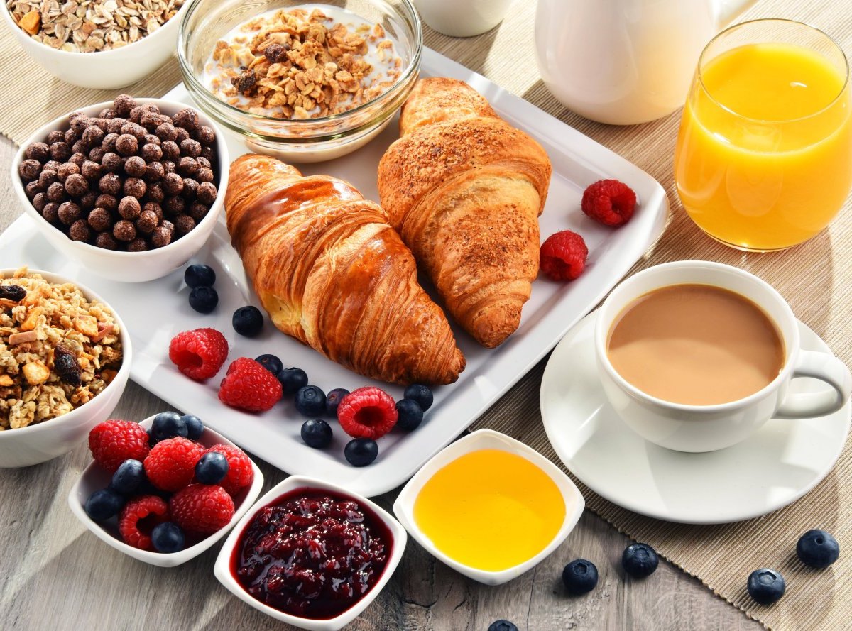 fruehstueck-kaffee-croisant-obst.jpg