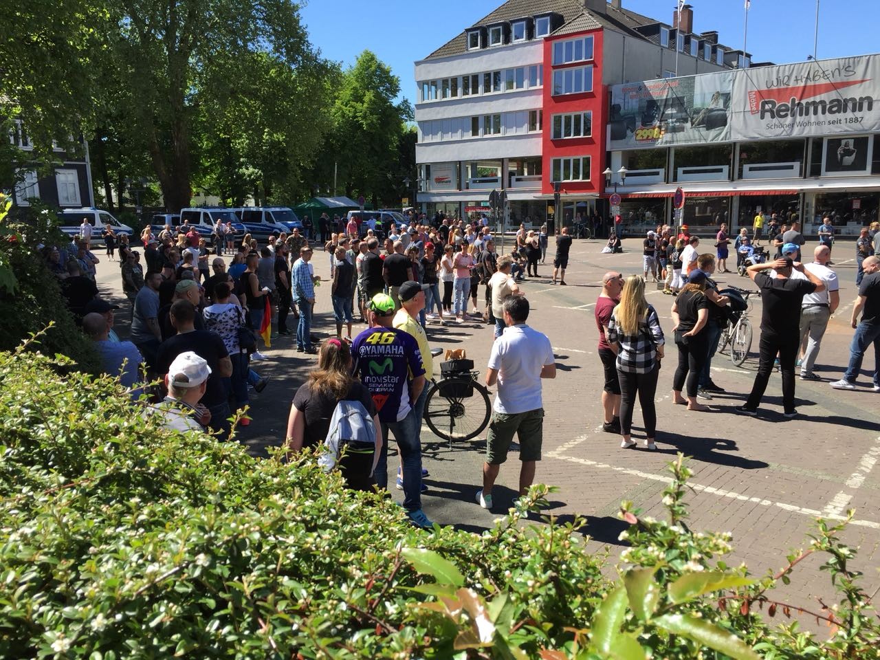 Mittlerweile sind viele Gegendemonstranten vor Ort.