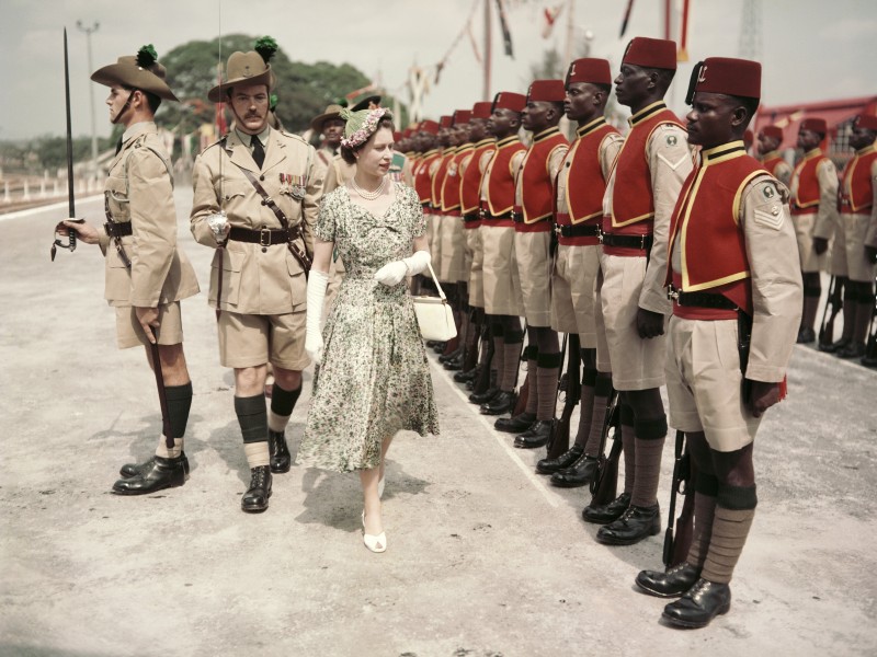 Und das war erst der Anfang: Den aktuellsten Schätzungen zufolge entsprechen die Kilometer, die die Queen bis dato gereist ist, 42 Reisen um den kompletten Globus. Im Februar 1956 war sie zum Beispiel in Nigeria (Foto). Mehr als vier Jahrzehnte (1953 bis 1997) war die Britannia, die königliche Yacht, die schwimmende Residenz ihrer Majestät. Im Laufe der Jahre segelte die Queen auf ihr weit mehr als stolze eine Million Meilen und besuchte sogar die Karibik und Südafrika. 