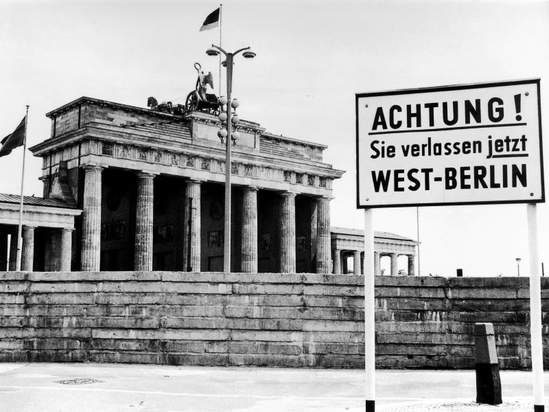 Lang trennte die Berliner Mauer die Menschen in Ost und West – von 1961 bis 1989. Das Bollwerk stand 28 Jahre, 2 Monate und 26 Tage. Am 5. Februar ist die Mauer nun genauso lange weg wie sie da war.