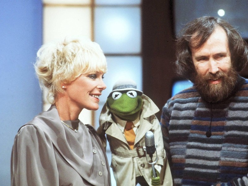 Konkurrenz für Miss Piggy: Elke Sommer mit Jim Henson und Puppe Kermit.