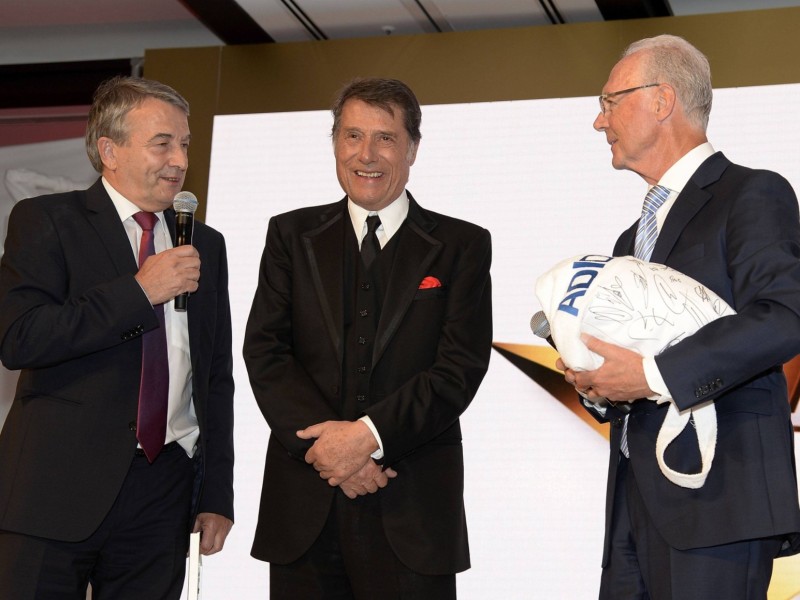 Franz Beckenbauer (r.) mit DFB-Präsident Wolfgang Niersbach und Udo Jürgens im Jahr 2014.
