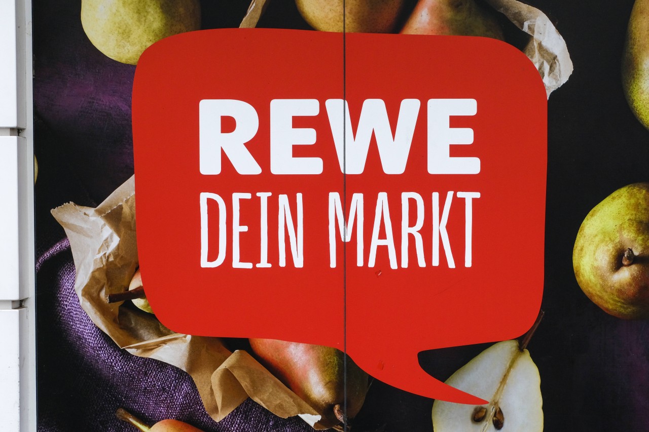 Rewe: Kunde will an der Kasse mit Bargeld bezahlen – seinen Fehler solltest du besser nicht machen