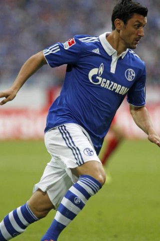 ... Platz. Der rumänische Stürmer verstärkt nun Schalke 04 und spielt unter Trainer Ralf Rangnick. 