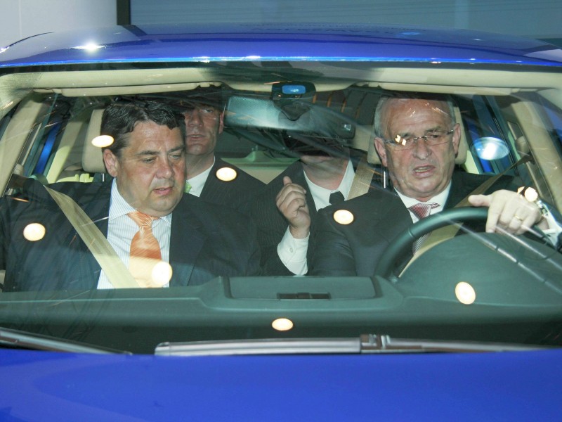 In seiner Zeit als Umweltminister nahm Gabriel nicht nur Hybrid-Autos unter die Lupe, wie hier im Juni 2008 mit dem damaligen VW-Boss Martin Winterkorn – er setzte sich auch auf anderen Wegen für die Energiewende ein und forcierte den Atomausstieg.