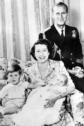 Der erstgeborene Charles bekommt im August 1950 ein Schwesterchen Anne Elizabeth Alice Louise, Princess Royal. Hier die gesamte Familie im Januar 1951 im Portrait. 
