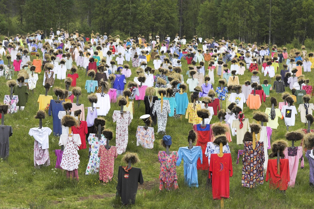 Hier stehen rund 1.000 Vogelscheuchen auf der grünen Wiese: Die Installation „Silent People“ (Stille Menschen) in Finnland.