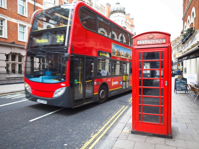 Grau, magenta, gelb – irgendwie sehen unsere Telefonzellen nicht so schön aus wie die britischen. Ein sattes Rot, fällt auf, sieht gut aus. Das muss man honorieren. Vor allem, weil der Brite ja modetechnisch eigentlich eher selten richtig liegt.