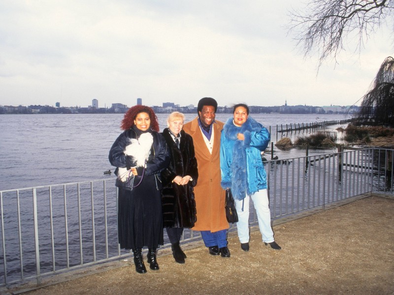 Roberto Blanco und seine Familie im Jahr 1998: die Töchter Patricia (links) und Mercedes (rechts) und Ehefrau Mireille. Die Ehe ging Anfang der 2000er Jahre in die Brüche. Mireille reichte 2004 die Scheidung ein. 