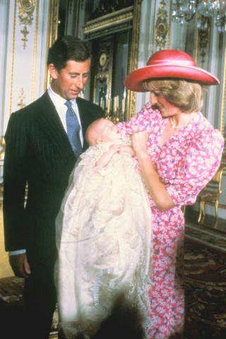Ein knappes Jahr nach der Vermählung wurde am 21. Juni 1982 Prinz William Arthur Philip Louis, Duke of Cambridge als erster Sohn von Diana und Charles geboren. Nach seinem Vater steht er an zweiter Stelle der britischen Thronfolge. 