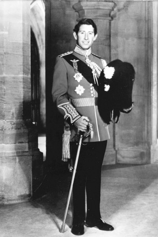 Es folgte eine militärische Ausbildung von 1971 - 1976, unter anderem in der Royal Navy wo er das Fliegen von Hubschraubern, Propeller- und Düsenflugzeugen erlernte. 