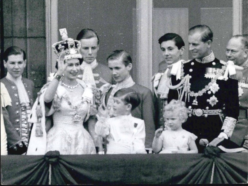 Der vierjährige Charles ist mit dabei: Am 6. Juni 1953, am Tag der Thronbesteigung seiner Mutter Queen Elisabeth II, winkt die Familie von ihrem Balkon vom Buckingham Palast. 