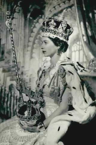 Nach dem Tod von Georg VI. bestieg Elizabeth am 6. Februar 1952 mit nur 25 Jahren den Thron. Somit feiert sie bereits den 65. Jahrestag ihrer Thronbesteigung. Ihre Krönung fand am 2. Juni 1953 in der Westminster Abbey statt. Es war die erste Krönung, die live im Fernsehen übertragen wurde – gegen den Willen des damaligen Premierministers Winston Churchill. Doch die Übertragung wurde ein voller Erfolg. Der Absatz von Fernsehgeräten stieg vor dem Ereignis rapide an.