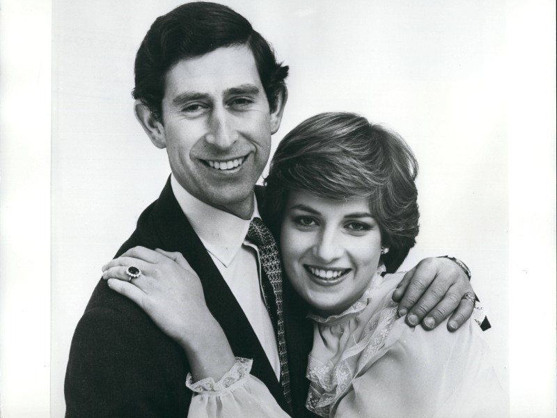 Prinz Charles und Diana Spencer lernten sich im Jahr 1977 auf einer Jagdgesellschaft kennen. Sowohl von Seiten des Königshauses als auch von Familie Spencer aus wurde eine Beziehung der beiden forciert, ab Sommer 1980 waren die beiden auch offiziell ein Paar. 