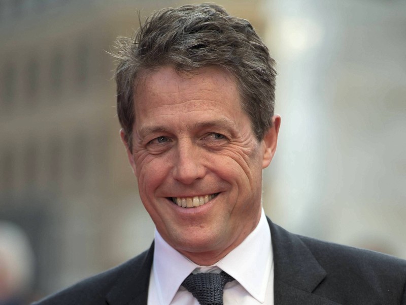 Was für ein schöner Mann, dieser Hugh Grant. Wie er in „Notting Hill“ um Julia Roberts kämpft oder in „Tatsächlich Liebe“ als Premierminister einen Solotanz zum Dahinschmachten aufs Parkett legt – hach! Selbst als Fiesling in „Bridget Jones“ kann man ihm nicht böse sein. In Deutschland haben wir zwar auch attraktive Schauspieler mit Talent (Florian David Fitz), aber an das typisch Grantsche Grübchenlachen kommt keiner ran.