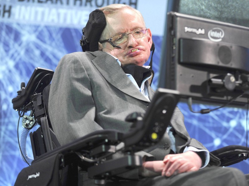 Stephen Hawking ist einer der schlauesten Männer der Welt. Kennt sich in Sachen Relativitätstheorie aus. Wir haben keine Ahnung, was das eigentlich ist. Aber cool ist es auf jeden Fall. 