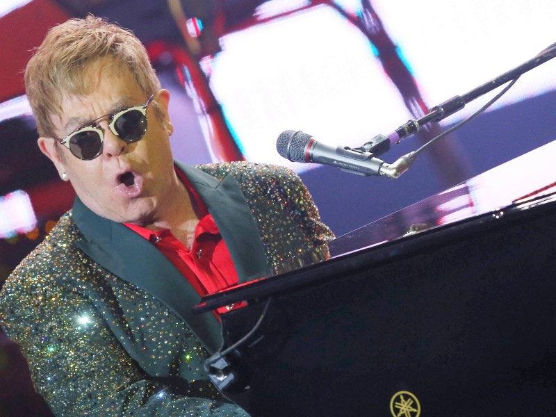 Elton John kann ungefähr so gut Klavier spielen wie Lionel Messi Fußball, völlig egal ob für eine Ballade oder einen Rocksong. Er hat deswegen schätzungsweise 450 Millionen Tonträger verkauft. Dagegen wird die erfolgreichste deutsche Band in einigen Statistiken mit 30 Millionen verkauften Tonträgern geführt. Sie heißt übrigens Scooter. 