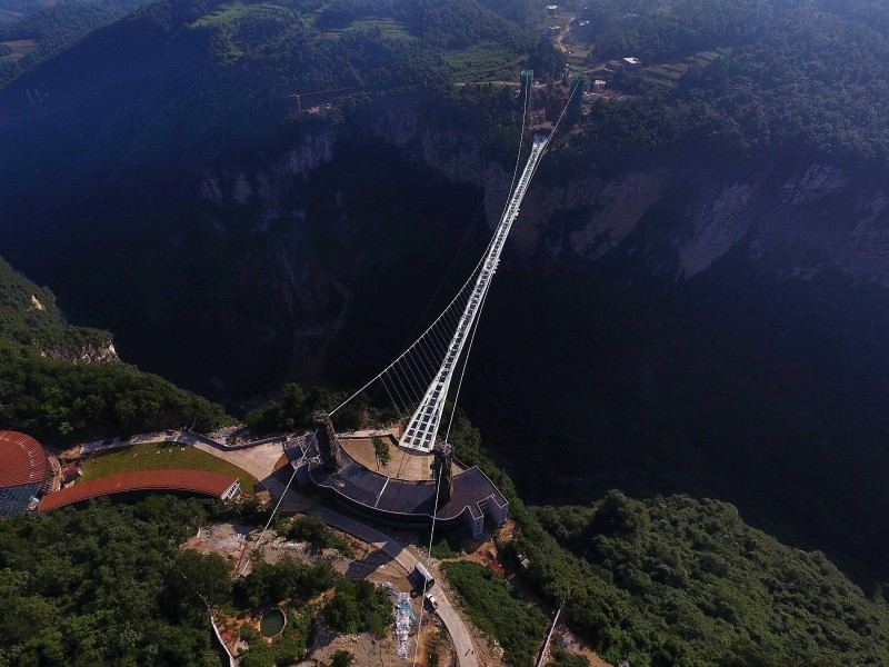 Wer die Brücke überqueren möchte, muss ein wenig im Voraus planen. Jeder Besucher muss sich mindestens einen Tag vorher für die Überquerung anmelden.