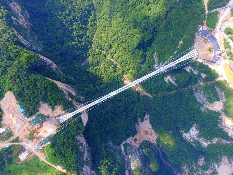 Das ist nichts für Menschen mit Höhenangst: Mit der „Zhangjiajie Grand Canyon Glass Bridge“ wurde nun in China die längste Glasbodenbrücke der Welt für Besucher freigegeben. 