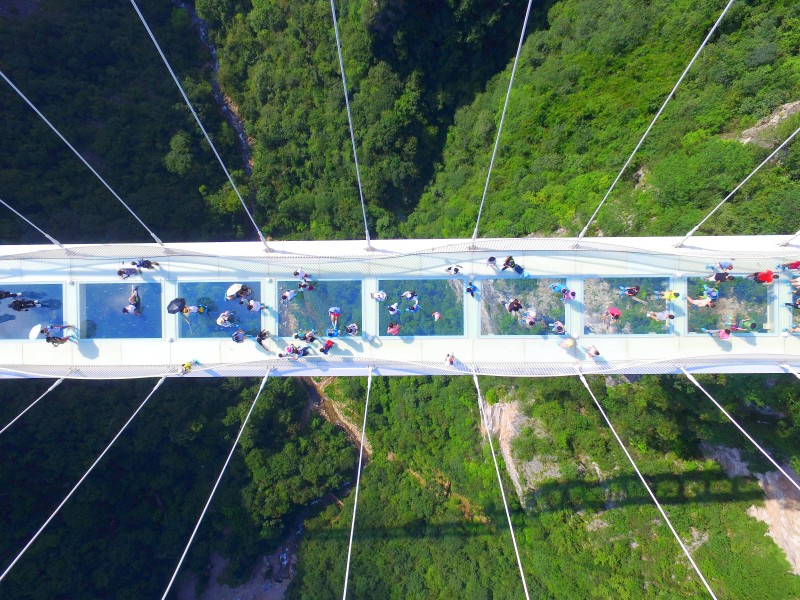 Die 99 Bodenplatten der Brücke sind aus Glas. Genauer: drei Schichten aus Spezialglas, die besonders bruchfest sind und große Belastungen aushalten. 