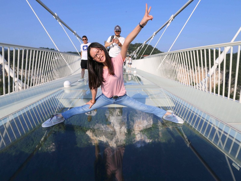 Die neue Brücke ist nur eine von mittlerweile zahlreichen Touristenattraktionen für Schwindelfreie in der südchinesischen Provinz Hunan. An den Hängen der Berge im Zhangjiajie Nationalpark gibt es viele Skywalks und Spazierwege in schwindelerregenden Höhen.