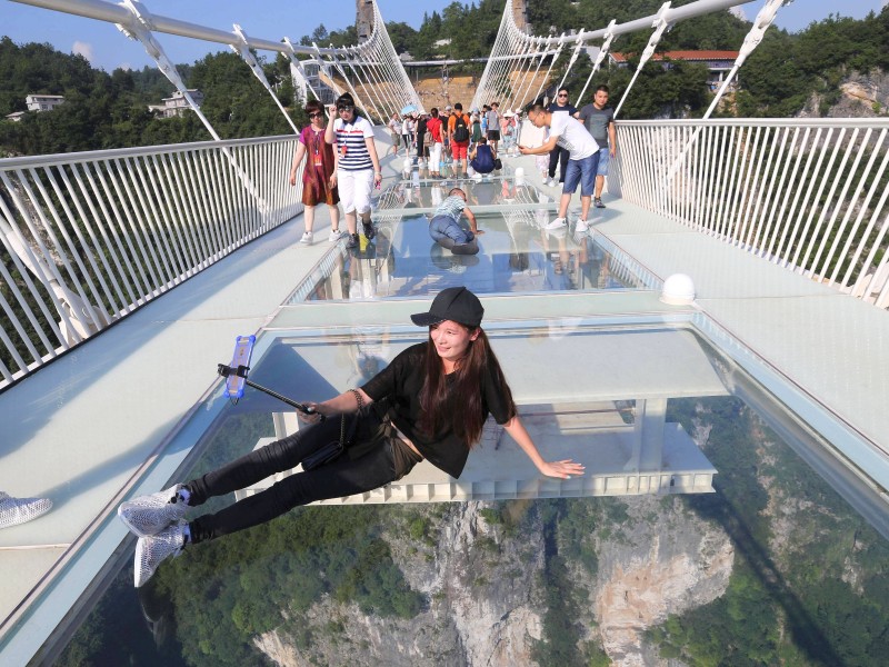 Eine Ausnahme wurde am ersten Tag für diese Dame gemacht. Denn eigentlich sind auf der Brücke keine Selfie-Sticks erlaubt – genauso wenig wie Stöckelschuhe oder andere Gegenstände, die beim Hinfallen das Glas der Bodenplatten zerkratzen könnten.