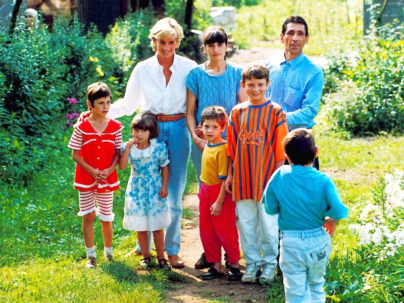 August 1997: Diana besucht Minenopfer in Bosnien und prangert anschließend die Politik der britischen Konservativen an, die ein weltweites Verbot von Anti-Personen-Minen ablehnen.